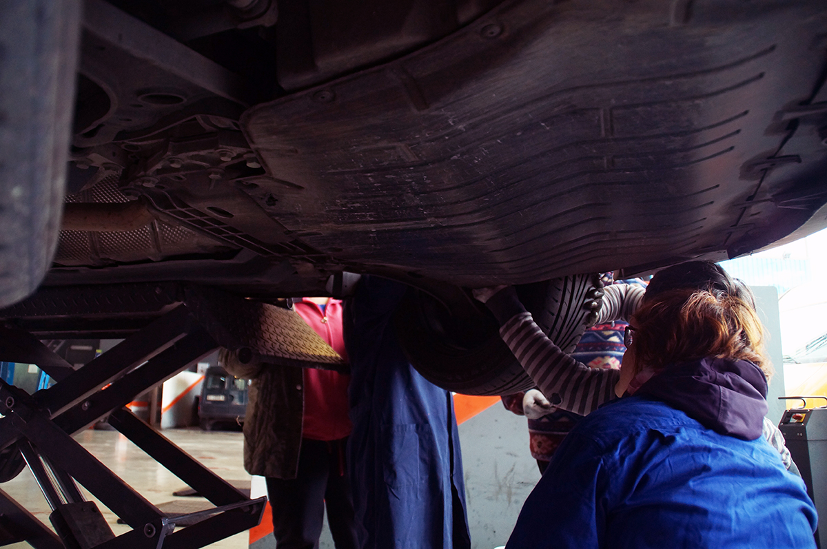 curso mecanica mujeres andragunea repara tu vehiculo iurreta bajos coche
