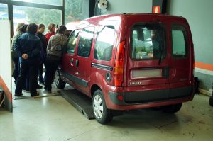 curso mecanica mujeres andragunea repara tu vehiculo iurreta explicando